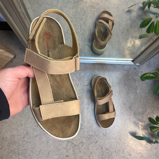 Beige skinnsandal med tre justerbare remmer og svangstøtte