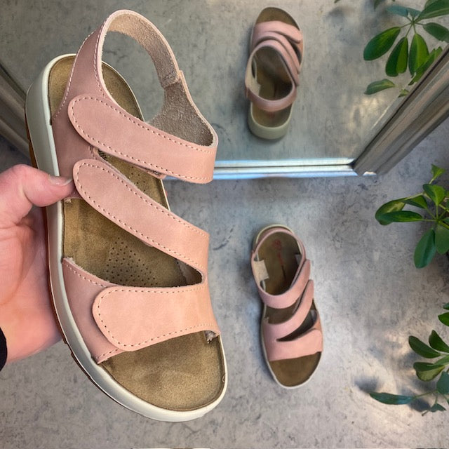 Elegant rosa skinnsandal med justerbare remmer