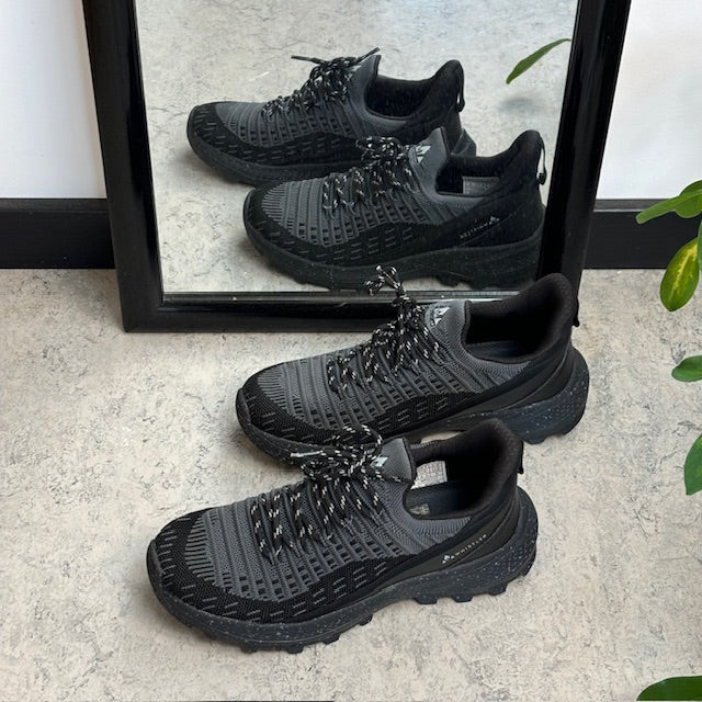 Mørkegrå slip-on-sko fra Whistler med bred passform