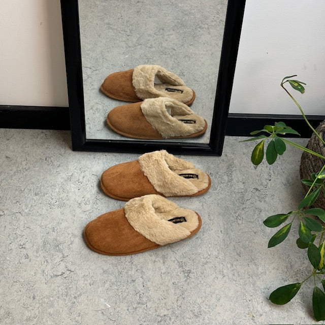 Brune tøfler med synlig pelskant
