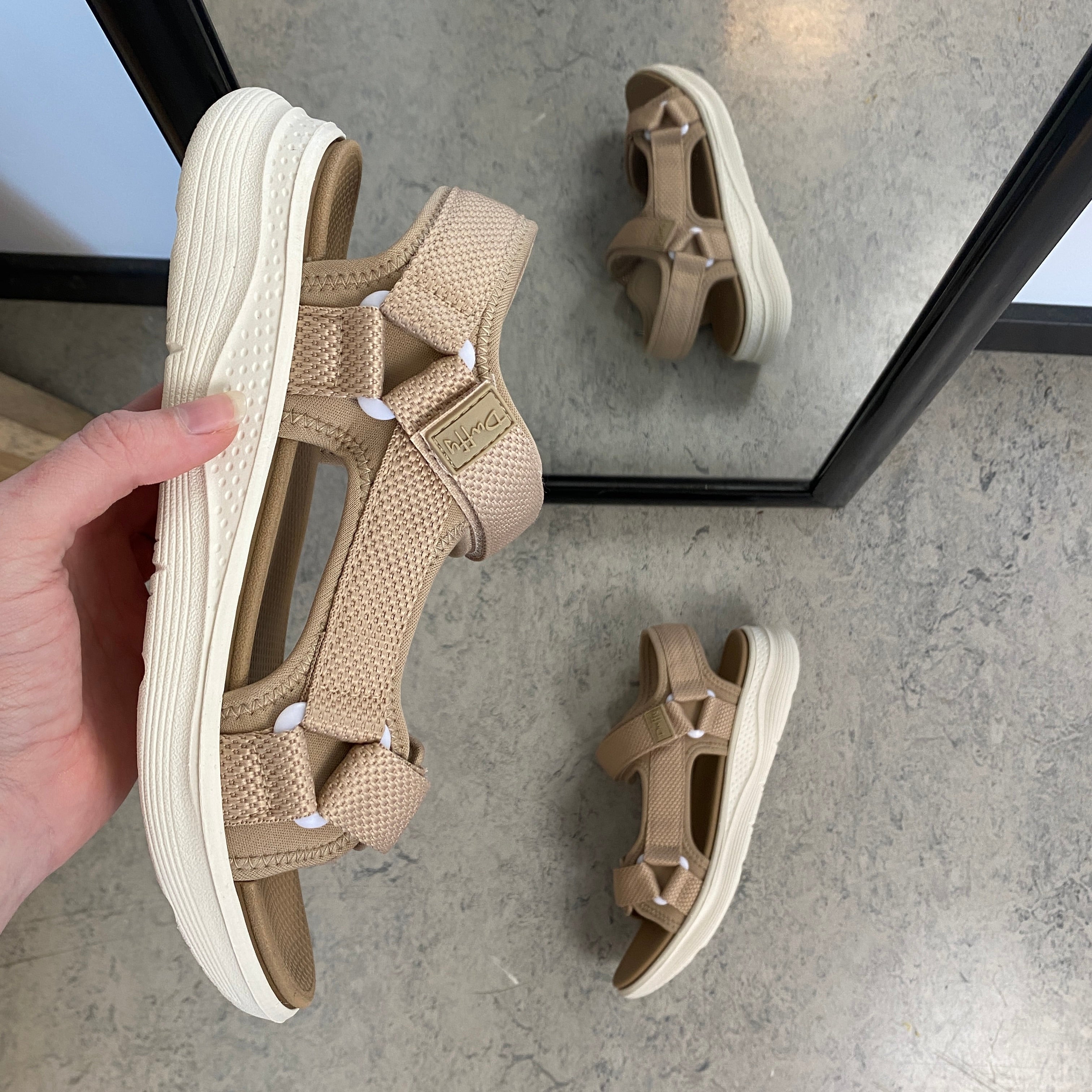 Taupe komfortabel sandal med justerbare remmer og lett støtdemping