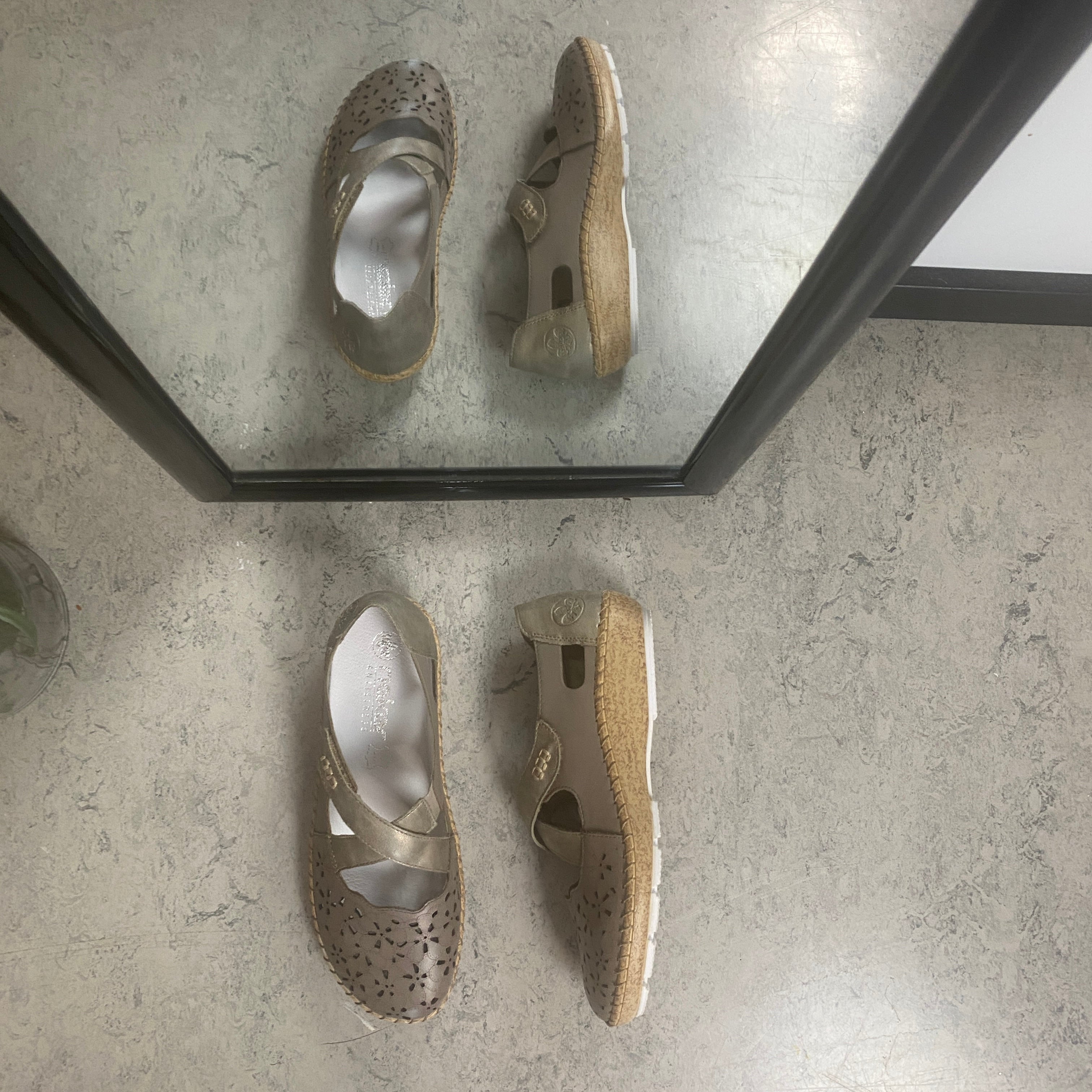 Rieker beige lukket sandal med borrelås og blomstermønster