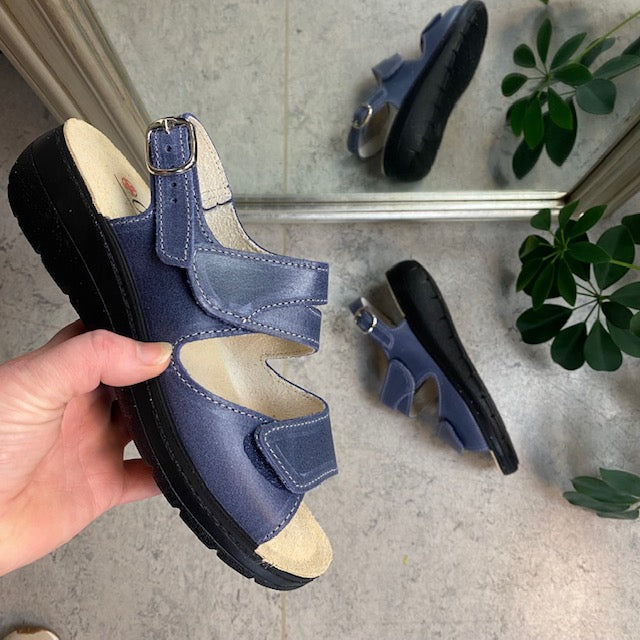 Bred blå skinnsandal med borrelås
