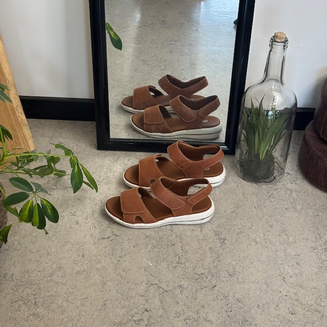 Brun skinnsandal fra Green Comfort
