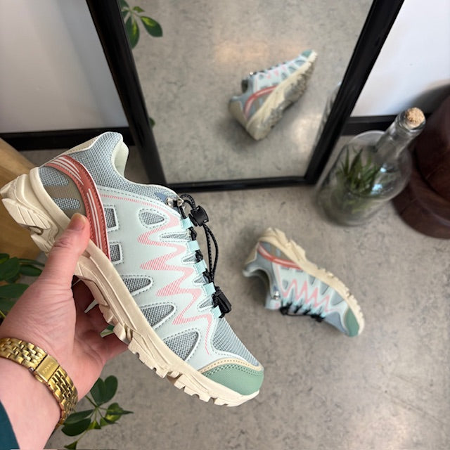 Fleksible blå sneakers med elastisk snøring