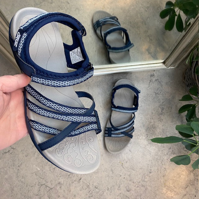 Sporty lettvektsandal i navy med justerbare remmer, svangstøtte og løftet forfot
