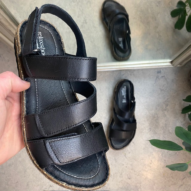 Sort skinnsandal med fire justerbare remmer fra Relaxshoe