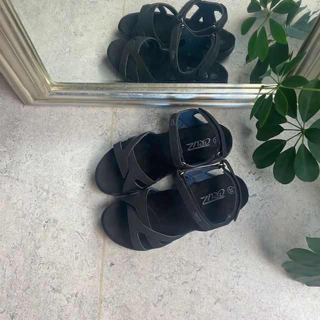Lett sandal fra Cruz med svangstøtte