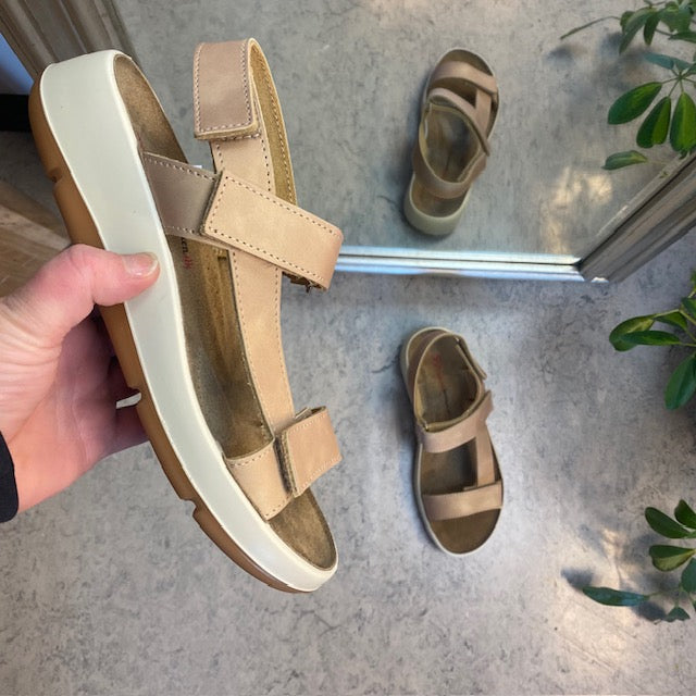 Beige skinnsandal med tre justerbare remmer og svangstøtte