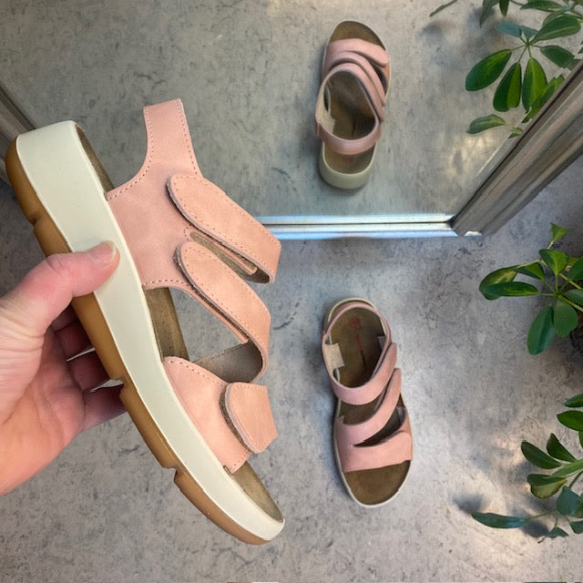 Elegant rosa skinnsandal med justerbare remmer