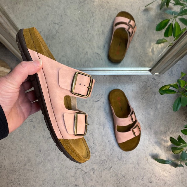 Rosa slip-on sandal i skinn med brede remmer