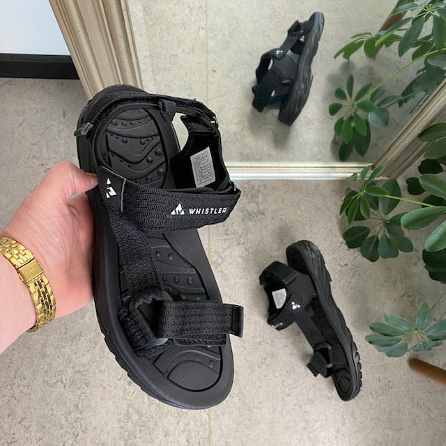 Svart sporty sandal fra Whistler med tre justerbare remmer