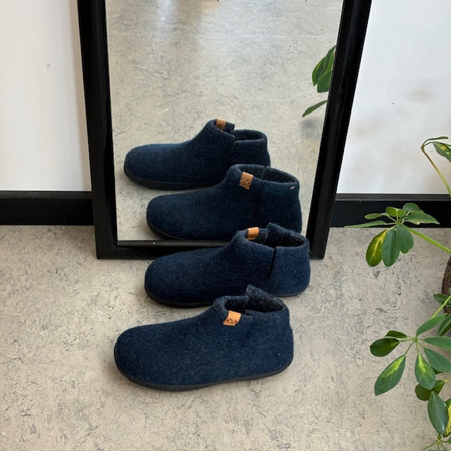 Høy marineblå hjemmesko i ull med sklisikre såler fra Green Comfort