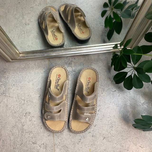 Bred skinn slip-on sandal til knyster