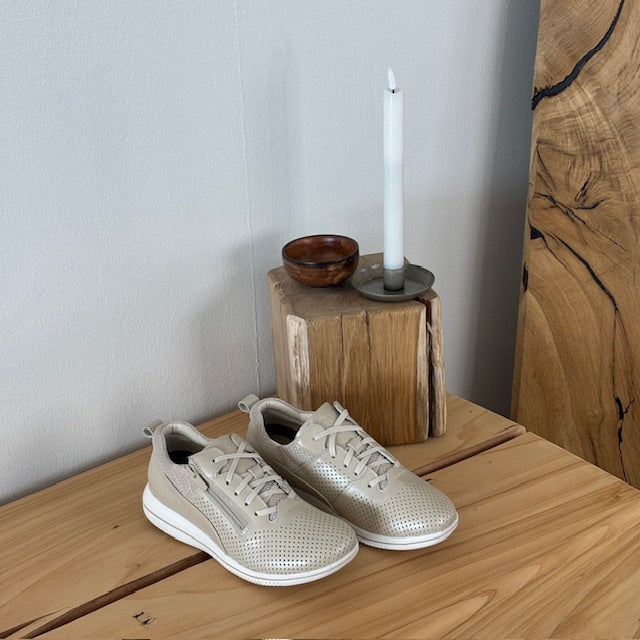 Pustende beige sneakers fra Green Comfort