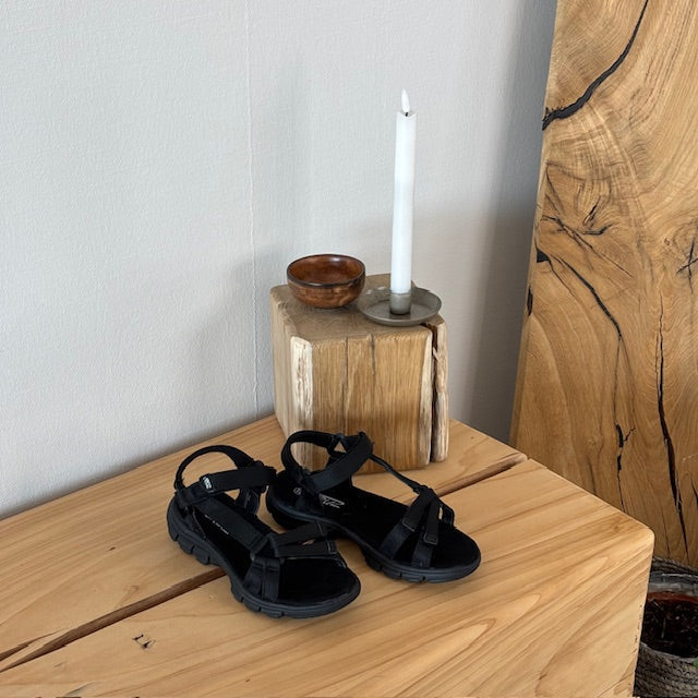 Lett sandal i svart med justerbare remmer