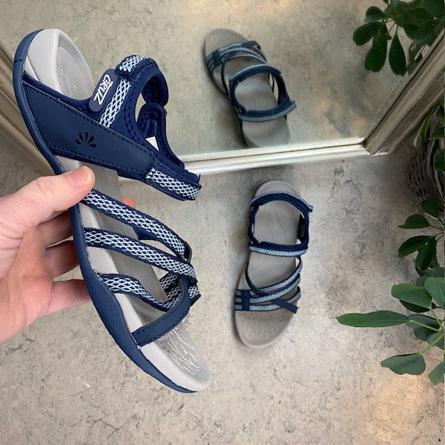 Sporty lettvektsandal i navy med justerbare remmer, svangstøtte og løftet forfot
