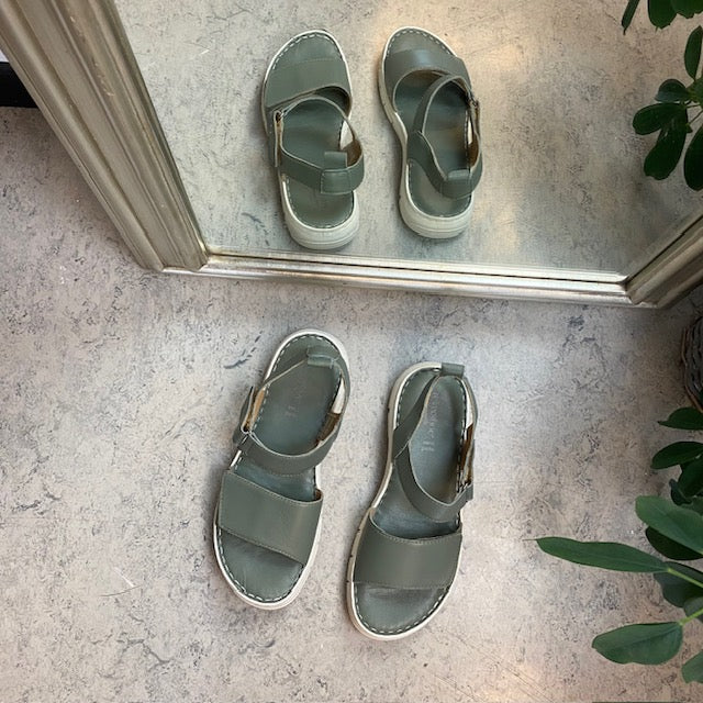 Lekker, myk og fleksibel skinnsandal i grønn fra Relaxshoe