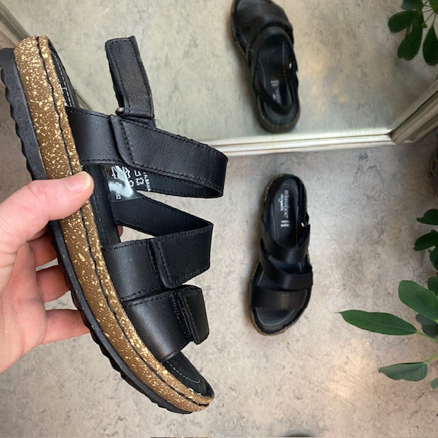 Sort skinnsandal med fire justerbare remmer fra Relaxshoe