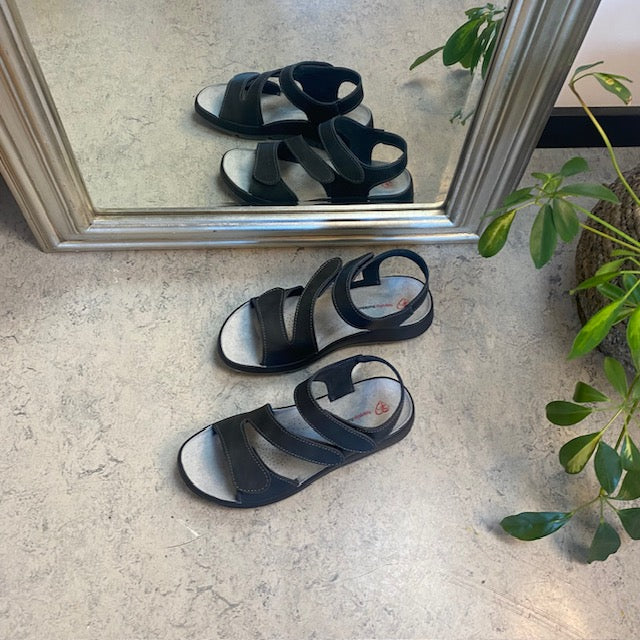 Elegante svarte skinnsandaler med justerbare remmer