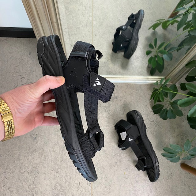 Svart sporty sandal fra Whistler med tre justerbare remmer