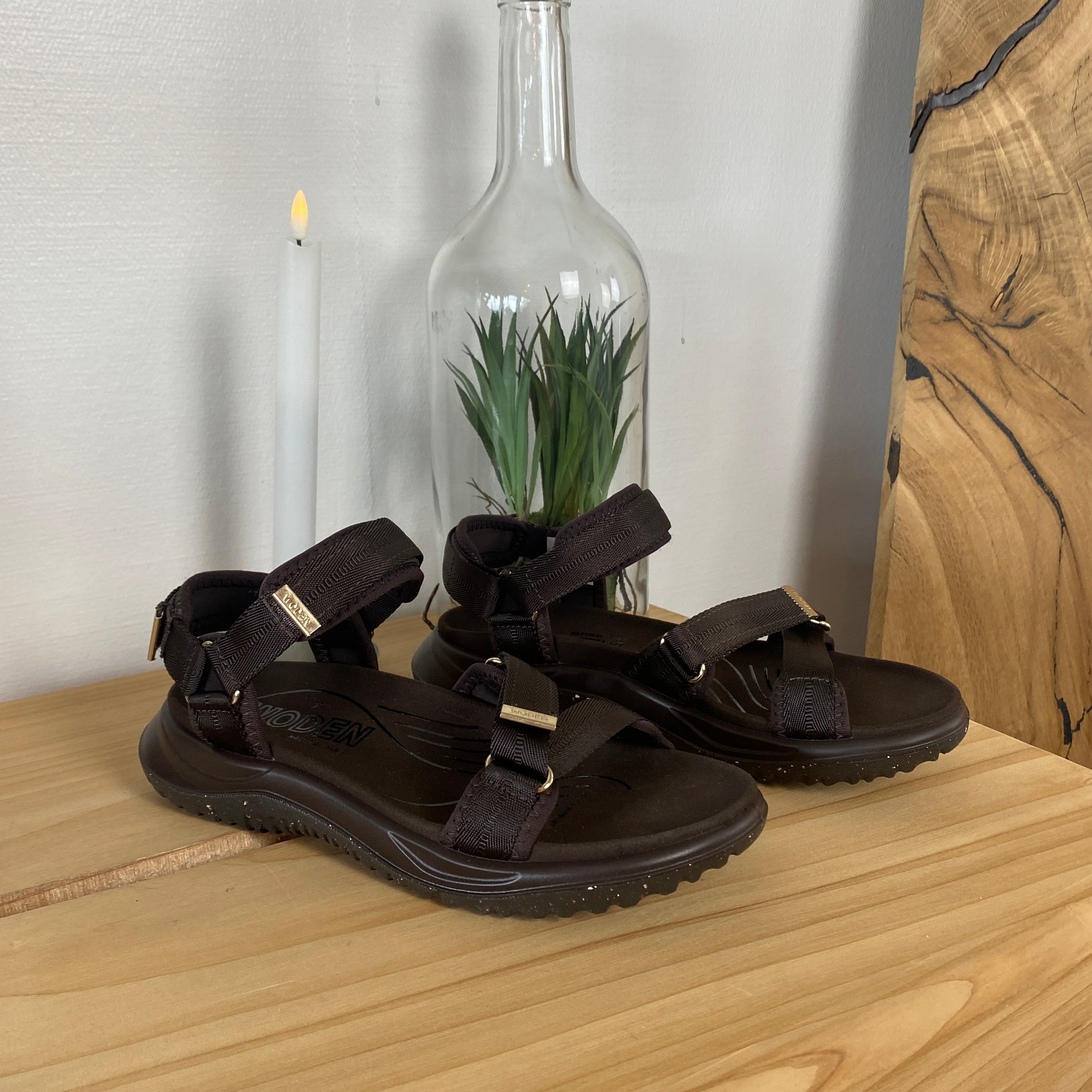 Mørkebrun Woden Solvej sandal – lett komfort, støtte i fotbuen & justerbar passform