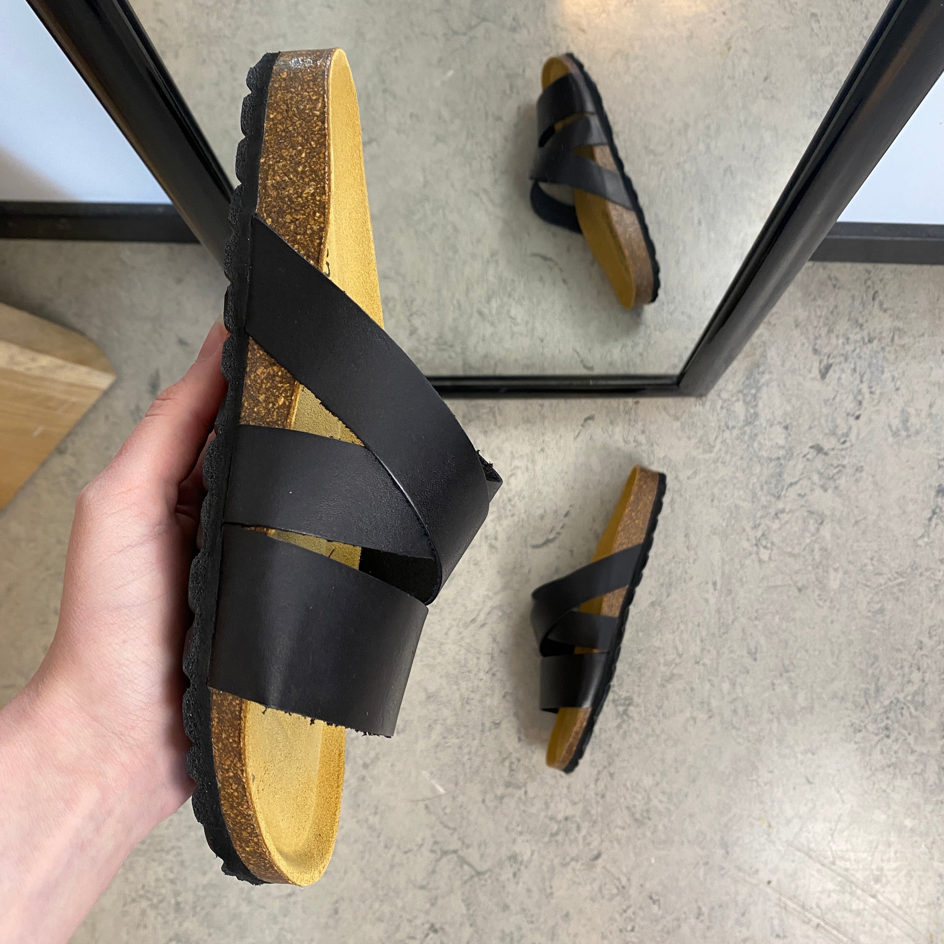 Slip-on sandal i svart glatt skinn med kryssremmer – komfort & støtte | Sykepleiebutikk.no