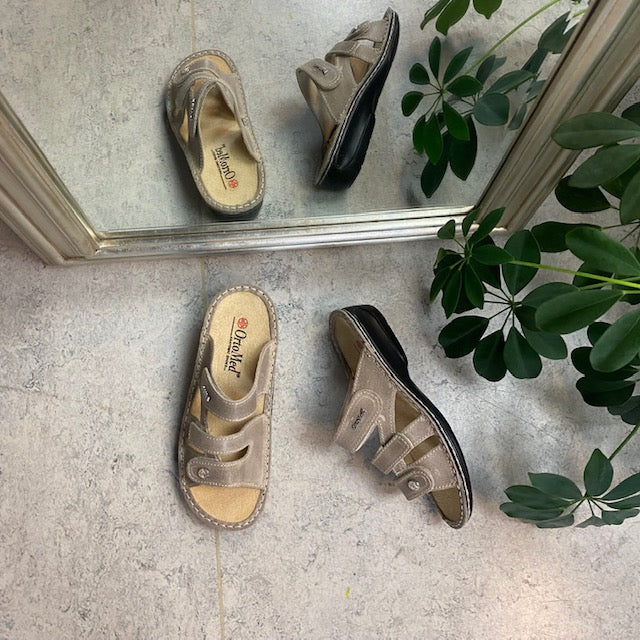 Bred skinn slip-on sandal til knyster