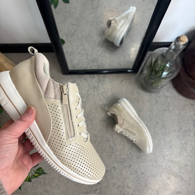 Pustende beige sneakers fra Green Comfort