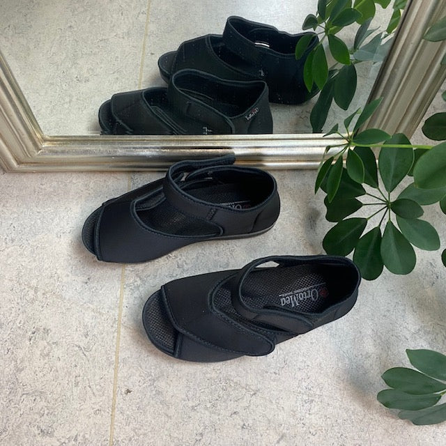 Sandal fra OrtoMed med borrelås og åpen tå