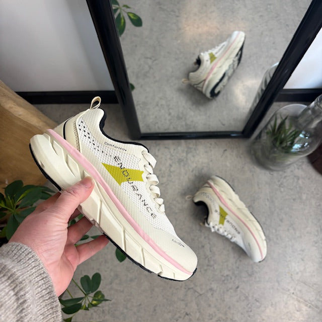 Pustende Endurance Comfortfit sneakers med rosa detaljer