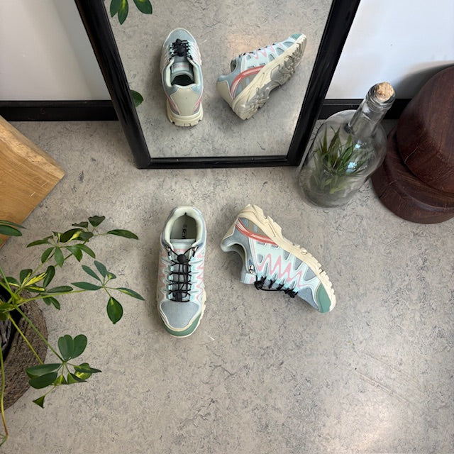 Fleksible blå sneakers med elastisk snøring