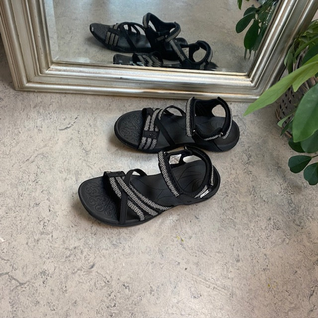 Flott svart sporty lettvektsandal med svangstøtte