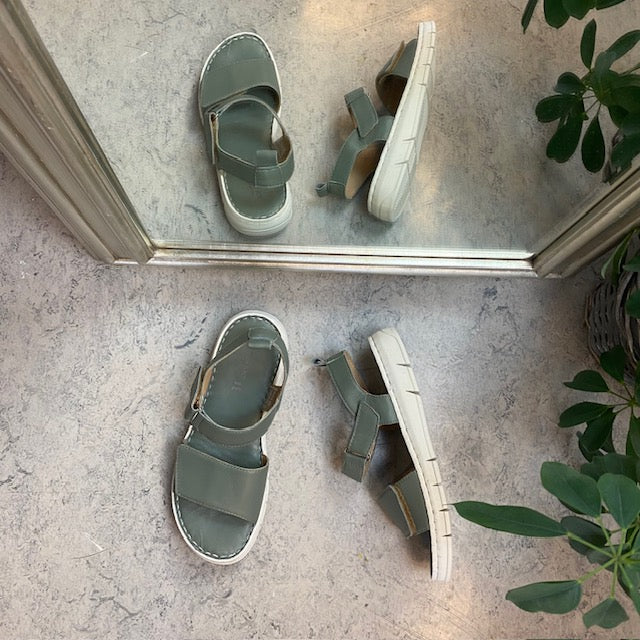 Lekker, myk og fleksibel skinnsandal i grønn fra Relaxshoe
