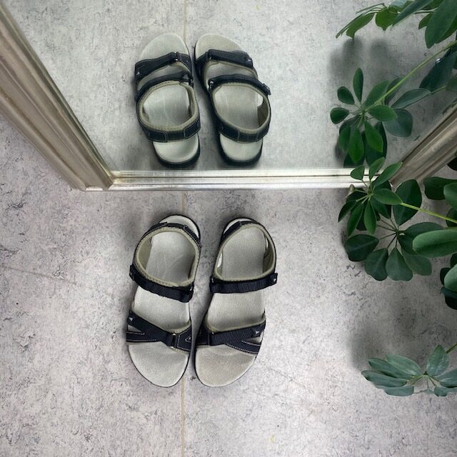 Sort lettvektsandal fra CMP med støtabsorbering