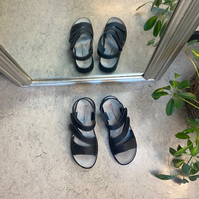 Elegante svarte skinnsandaler med justerbare remmer
