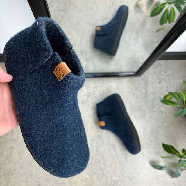 Høy marineblå hjemmesko i ull med sklisikre såler fra Green Comfort