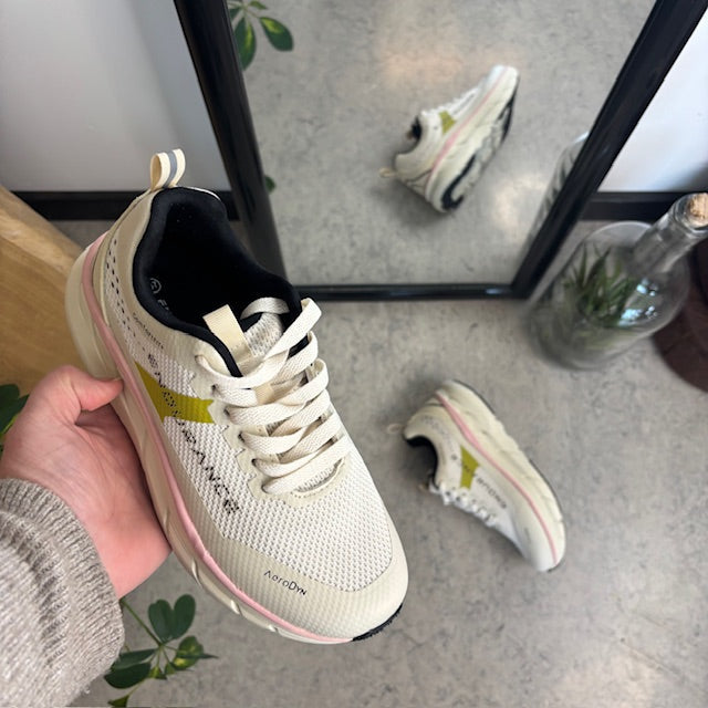 Pustende Endurance Comfortfit sneakers med rosa detaljer