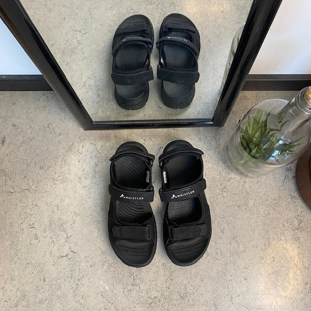 Sort tursandal til herre fra Whistler med god svangstøtte