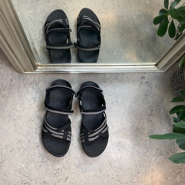 Flott svart sporty lettvektsandal med svangstøtte