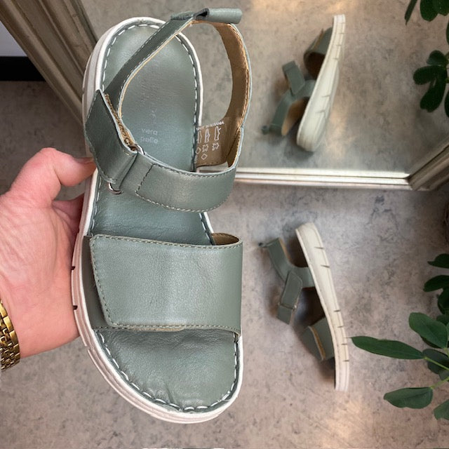 Lekker, myk og fleksibel skinnsandal i grønn fra Relaxshoe