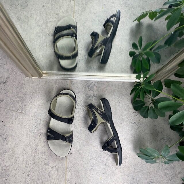 Sort lettvektsandal fra CMP med støtabsorbering