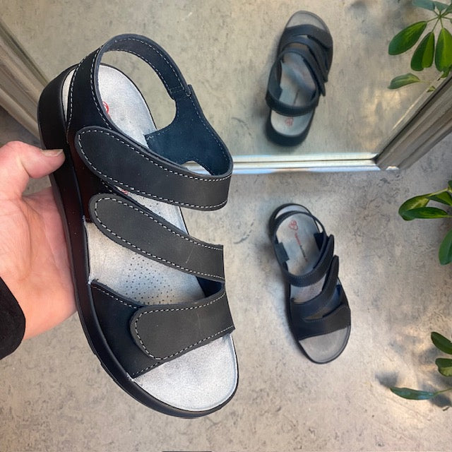 Elegante svarte skinnsandaler med justerbare remmer