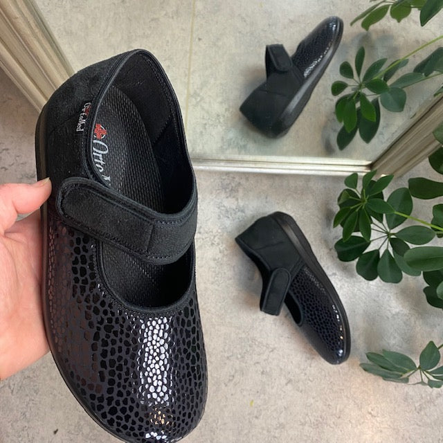 Bred ballerina med borrelås og god plass