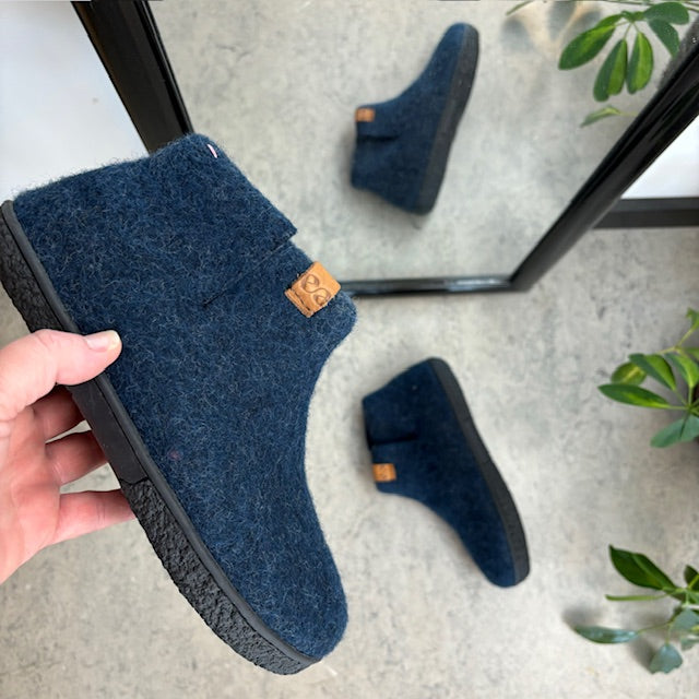 Høy marineblå hjemmesko i ull med sklisikre såler fra Green Comfort