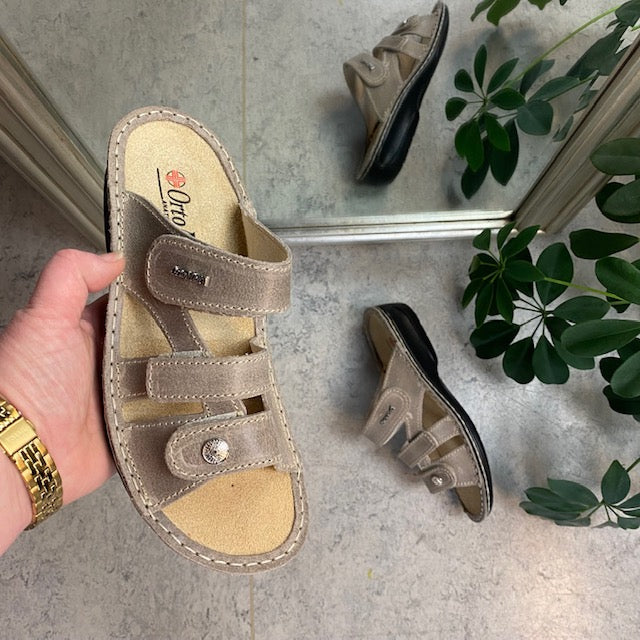 Bred skinn slip-on sandal til knyster