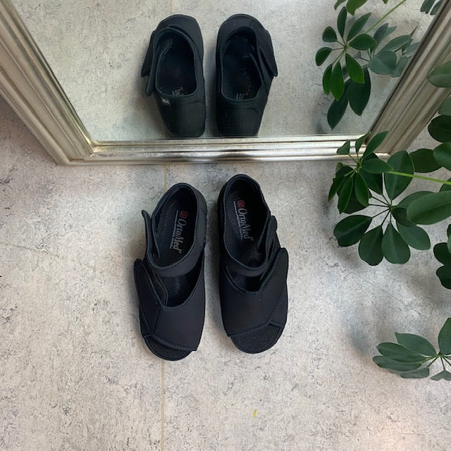 Sandal fra OrtoMed med borrelås og åpen tå