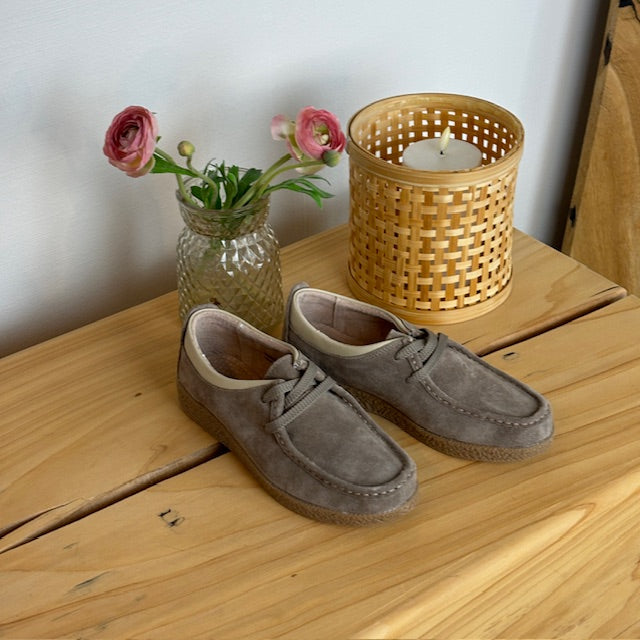 Beige ruskinnsko med rågummisåle
