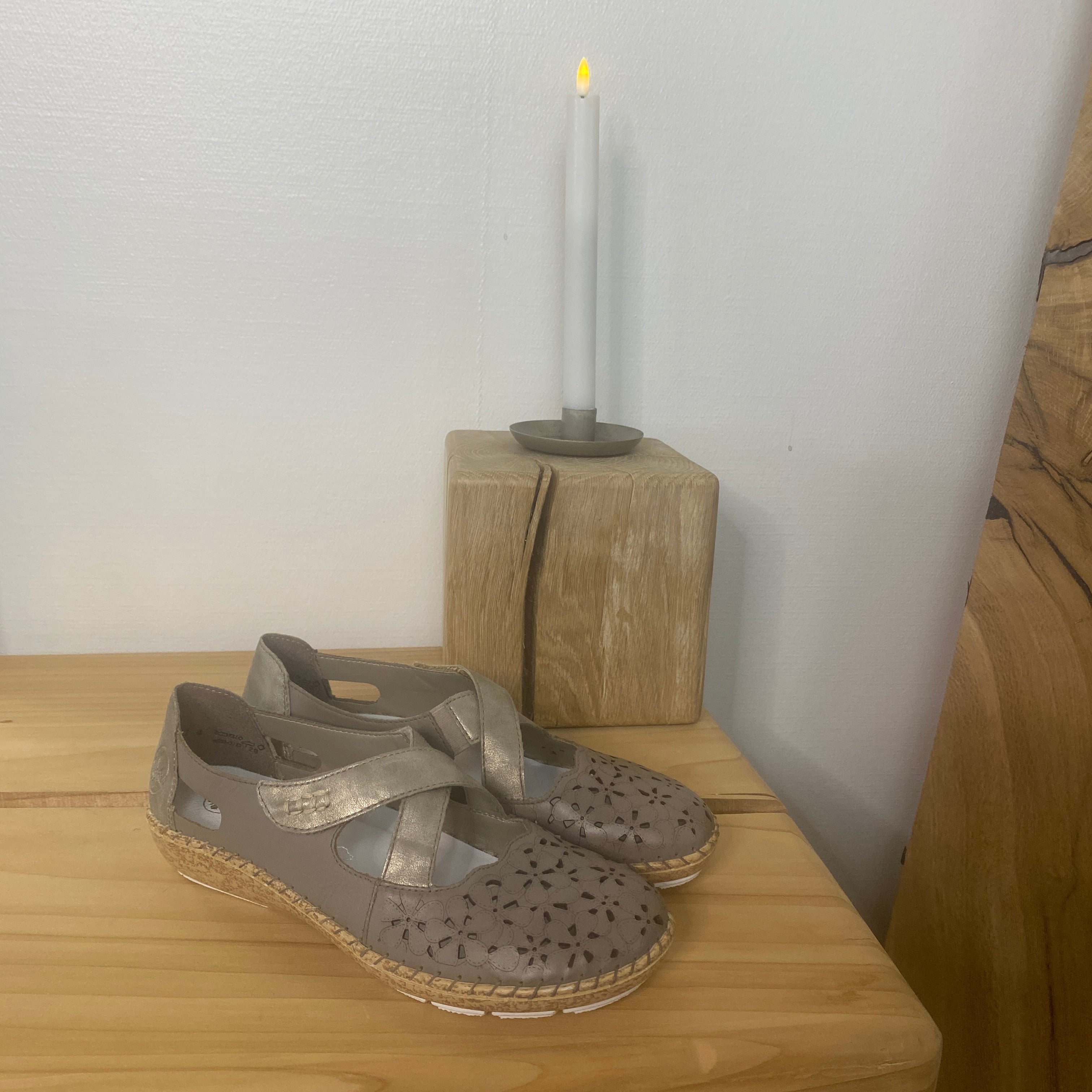 Rieker beige lukket sandal med borrelås og blomstermønster