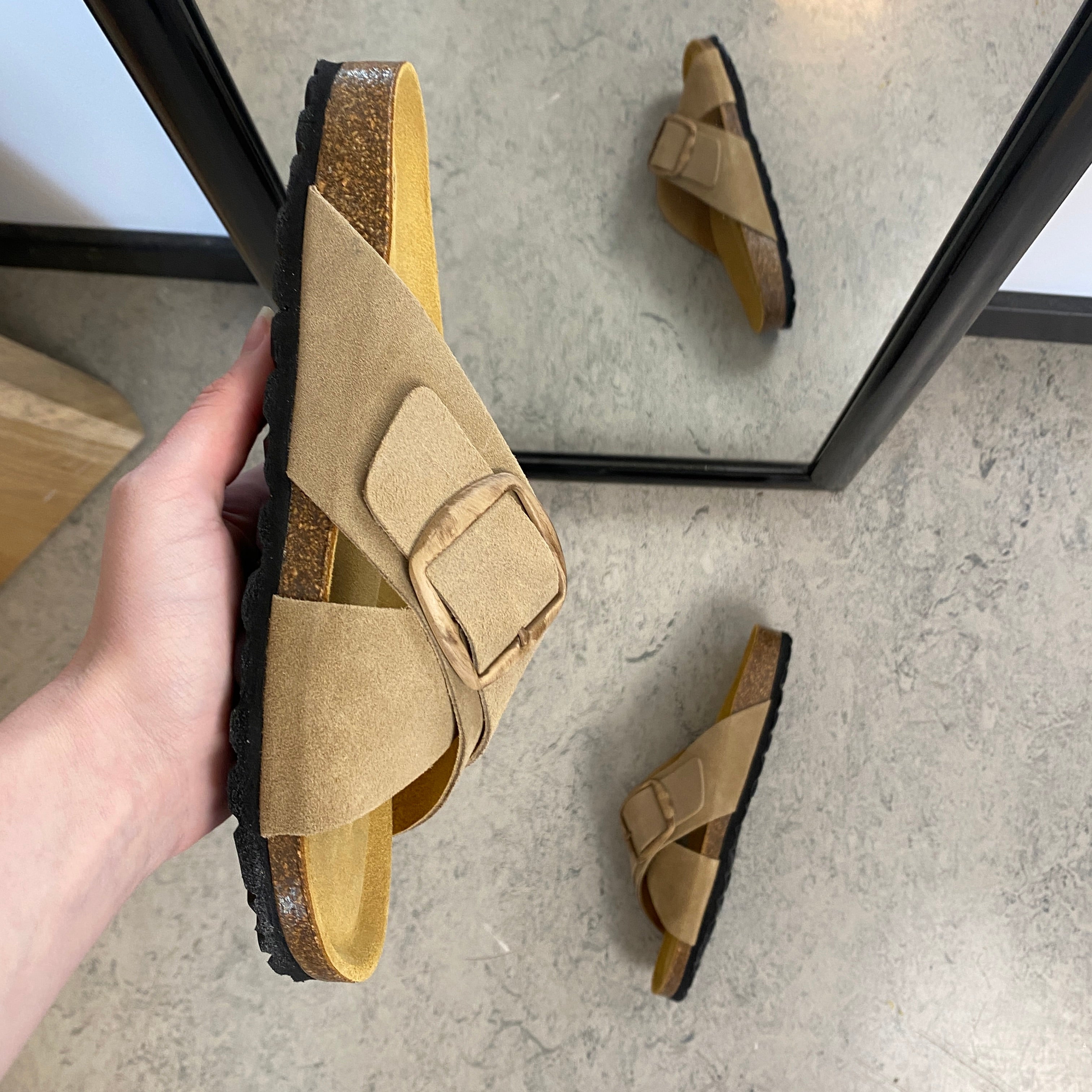 Lys brun slip-on sandal i skinn med dobbel rem – komfort og støtte fra Sykepleiebutikk.no